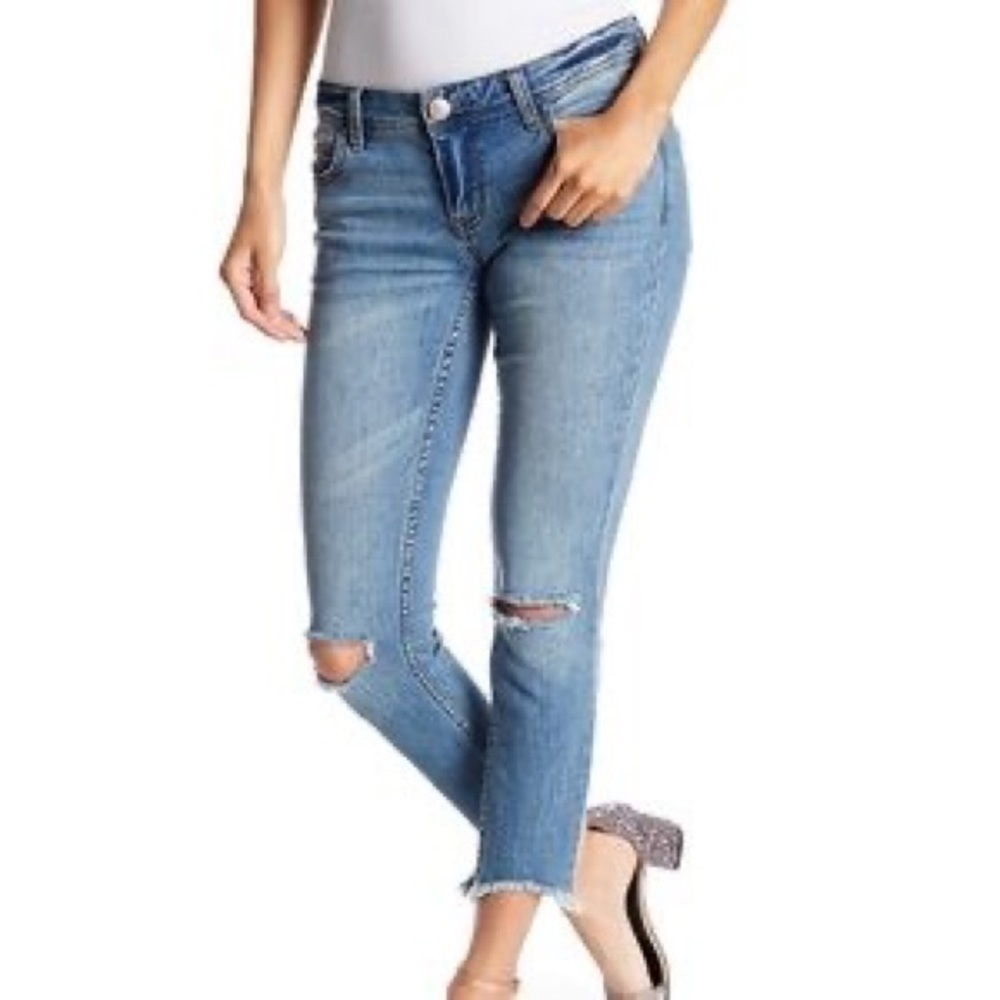 Free people size 28 low rise light blue jeans w/ fringe on the bottom